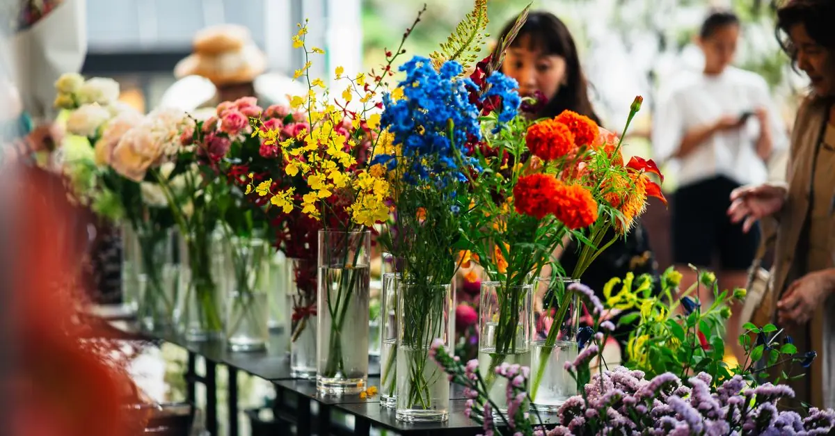 料金とボリュームを比べるために並べた複数の花の定期便ブーケ